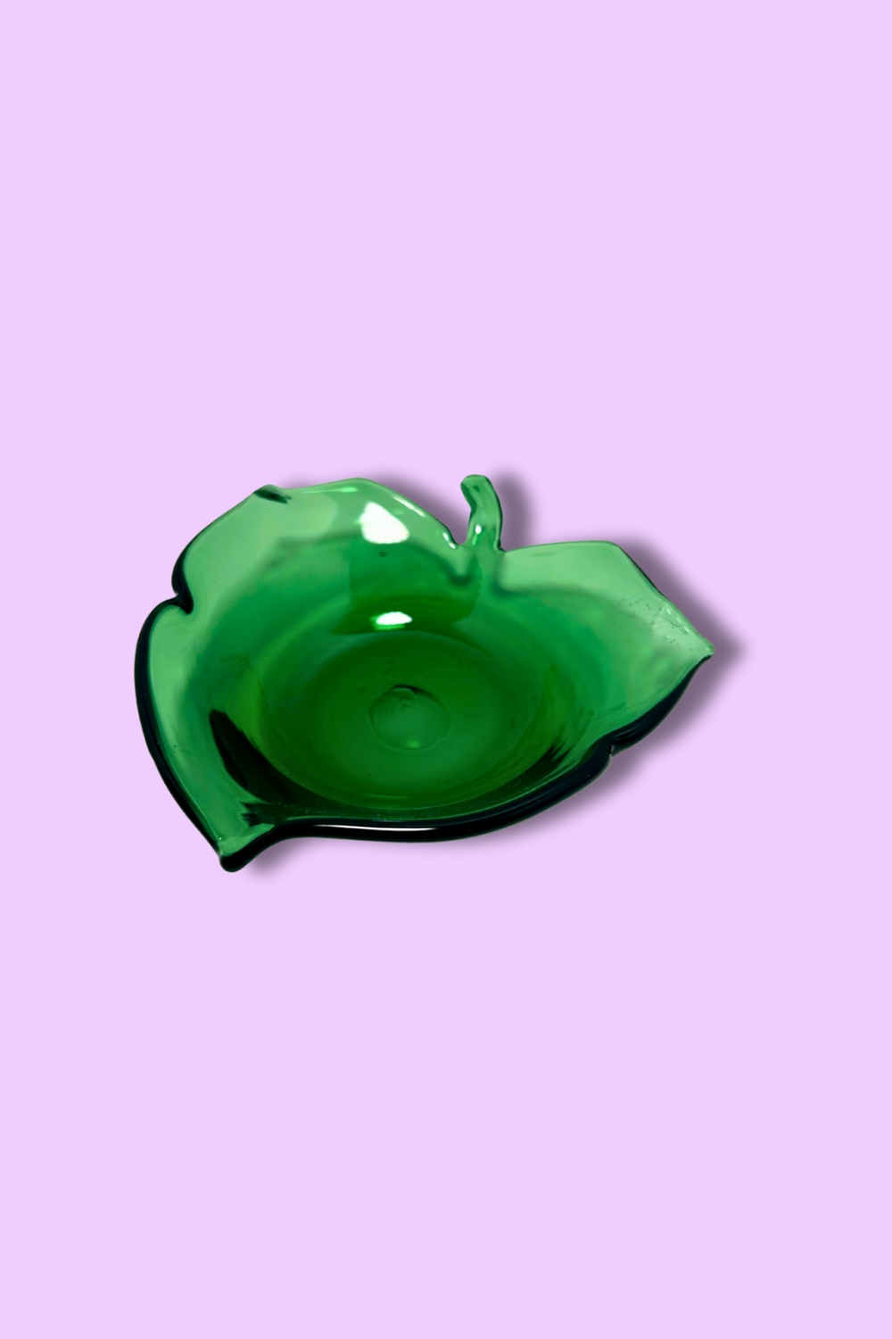 Green leaf-shaped bowl on a purple background